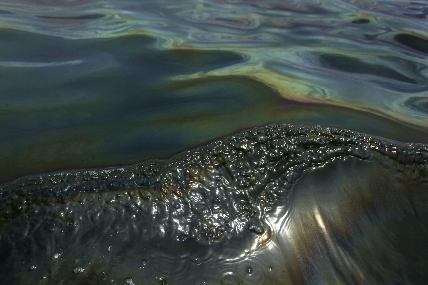 Aguas teñidas por hidrocarburos en Veracruz. Foto: Félix Márquez/Cuartoscuro.com