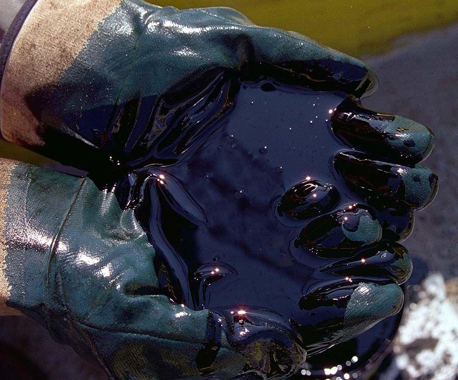 Manos con petróleo durante el proceso de explotación. Fuente: Instituto Mexicano del Petróleo