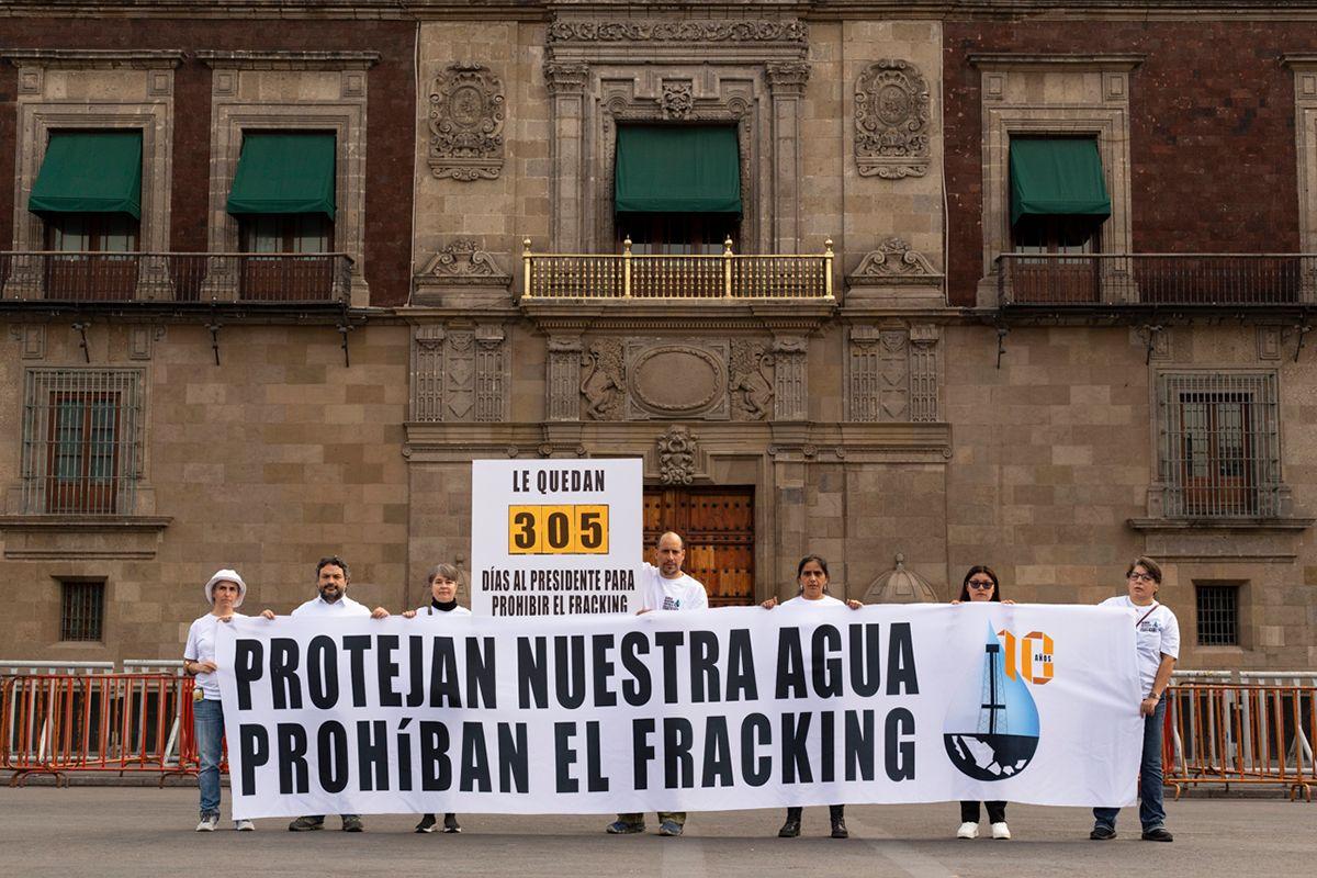 Members of the Alliance outside the National Palace. Photo: Mexican Alliance Against Fracking 