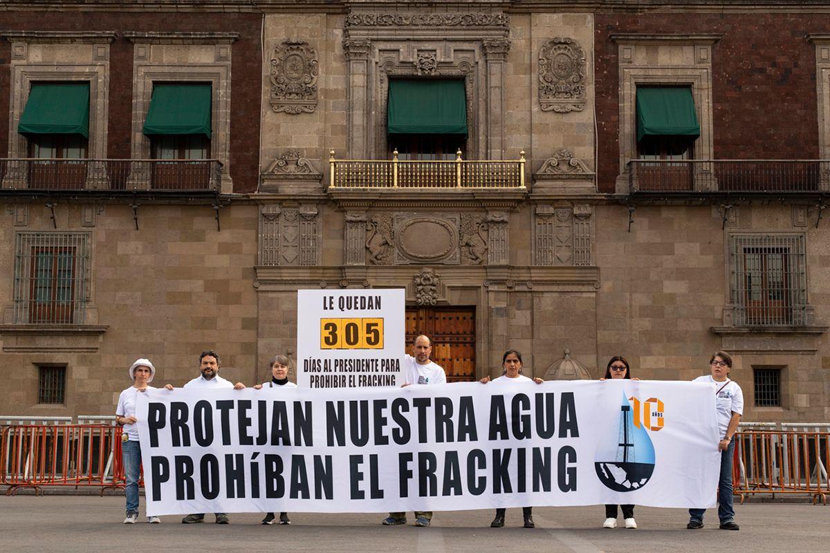 Integrantes de la Alianza afuera de Palacio Nacional. Foto: Alianza Mexicana contra el Fracking 