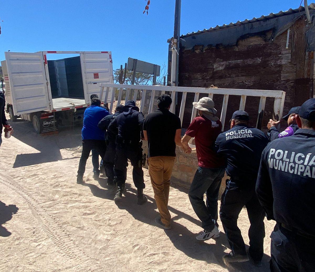 Inter-institutional operation led by the City Council of La Paz, liberating the northern Las Cruces bypass near El Saltito beach. Fuente La Paz City Hall