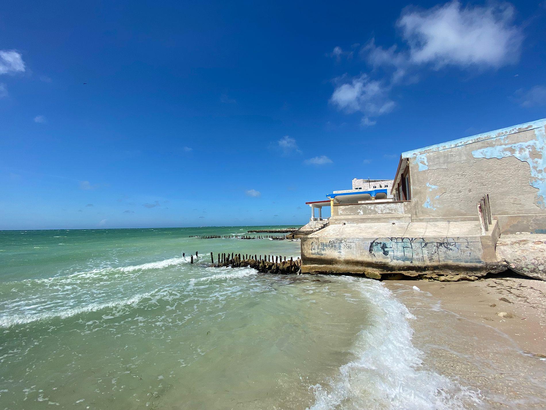 Homes in Chelem, Progreso, are already seriously affected by coastal erosion. Photo: Lilia Balam.