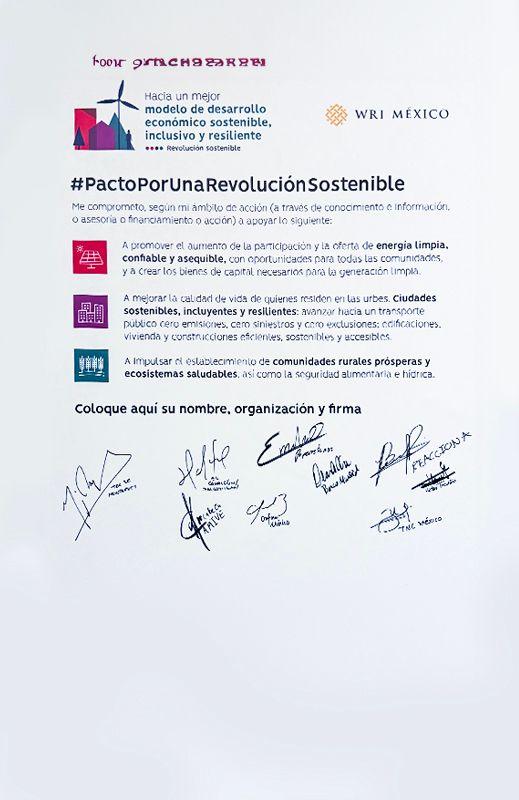 Signing of the Pact for a Sustainable Revolution during the first day of the event with Jorge Álvarez Máynez. Photo: Patricia Campos/CN Media.