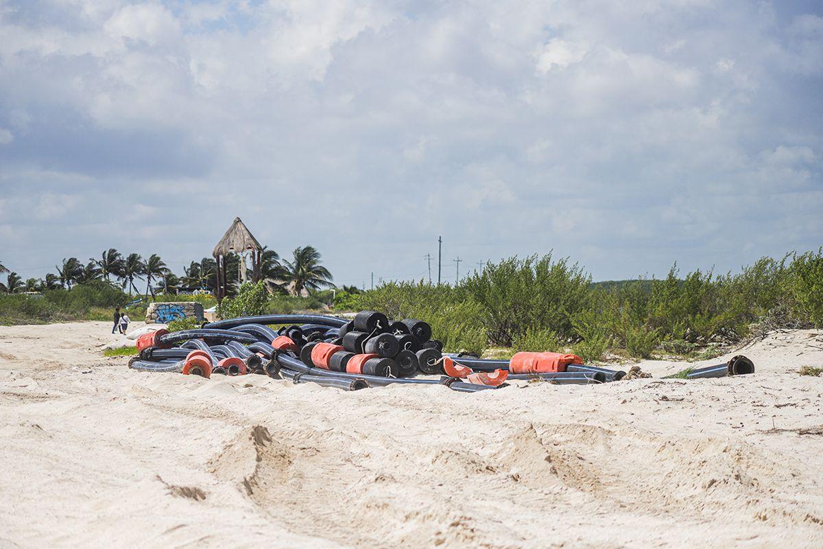 The Telchac bypass is currently not operating. Dredging works are being carried out and sand is deposited on the west side of the shelter port. Photo: Lilia Balam.