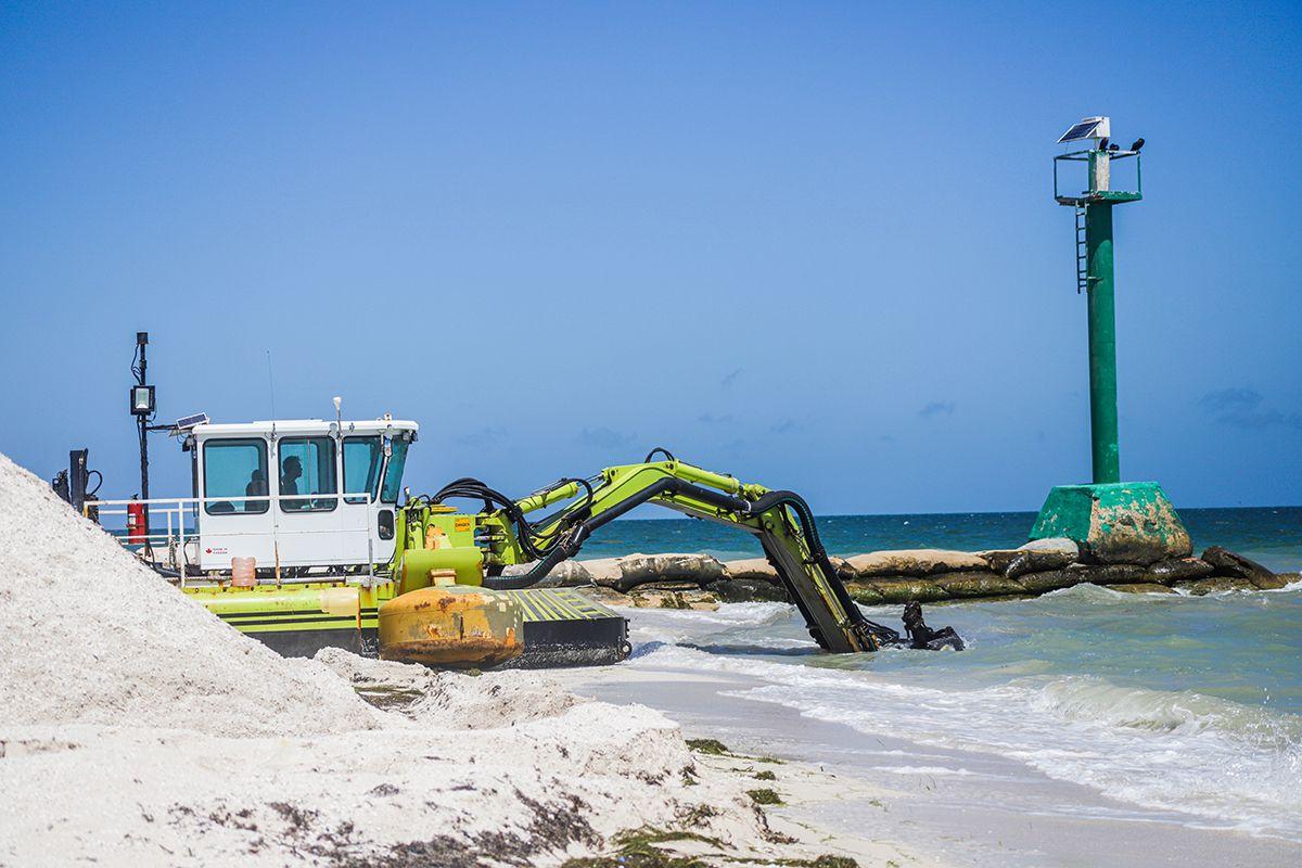 The Telchac bypass is currently not operating. Dredging works are being carried out and sand is deposited on the west side of the shelter port. Photo: Lilia Balam.