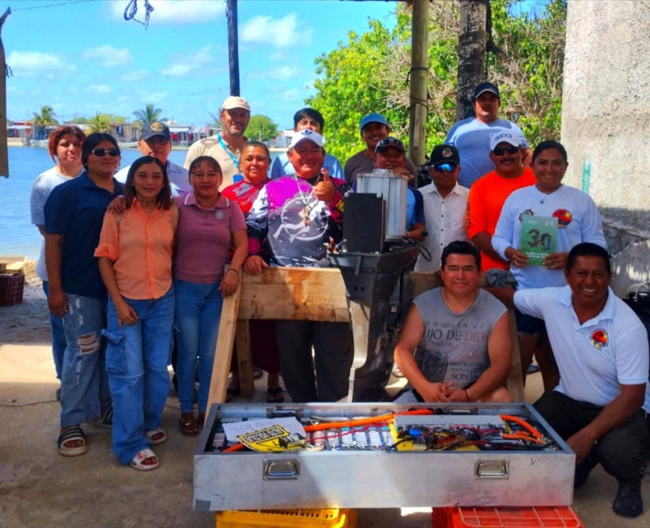 La necesidad de vigilar los recursos marinos obligó a esta comunidad pesquera a buscar alternativas para reducir uno de los principales gastos de las cooperativas: el combustible.  Foto: Itzel Chan