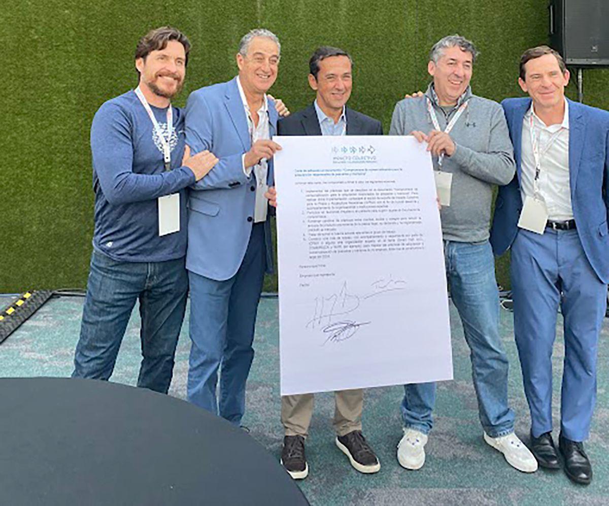 Firma de carta de adhesión a los compromisos de la comercialización para la adquisición de pescados y mariscos elaborado por ICPMX . 4to Summit Latinoamericano por la Sostenibilidad Pesquera y Acuícola