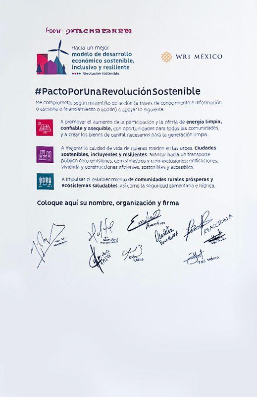 Firma del Pacto por una Revolución Sostenible durante el primer día del evento con Jorge Álvarez Máynez. Foto: Patricia Campos/CN Media.