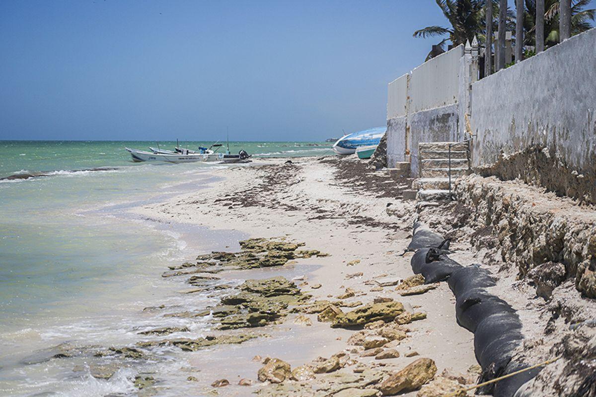 The beach where 12th Street in Chicxulub flows, in Progreso, lost 10 meters in 17 years. Photo: Lilia Balam.