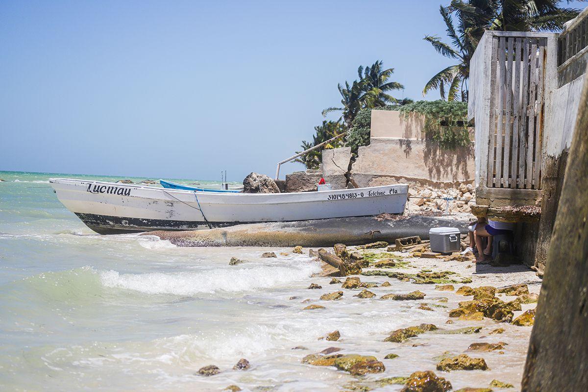 Families like Alberto Nahuat's have no way to enjoy beaches anymore. Photo: Lilia Balam.