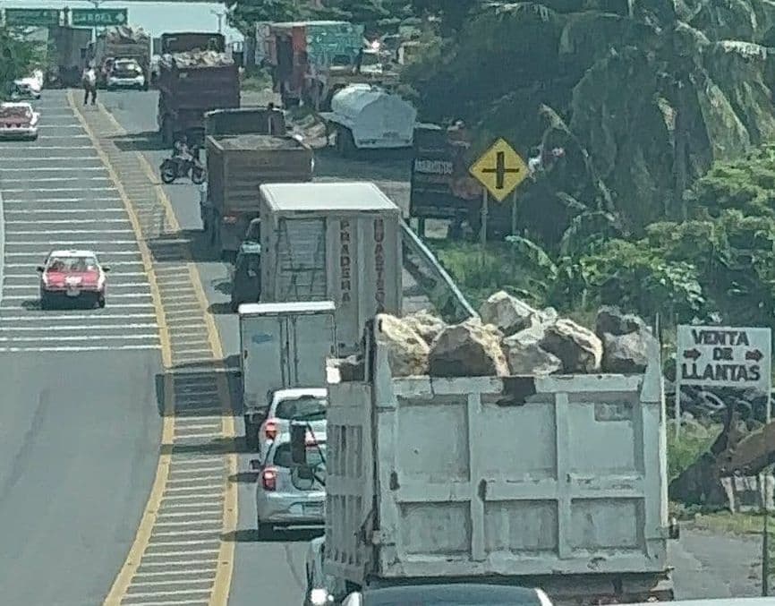 Transporte de roca hacia el puerto de Veracruz 30-09-2026.jpeg