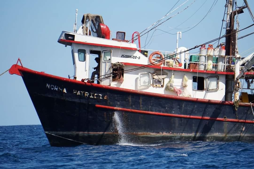 One of the boats seen in the Bay. Photo: Included in the complaint to Profepa