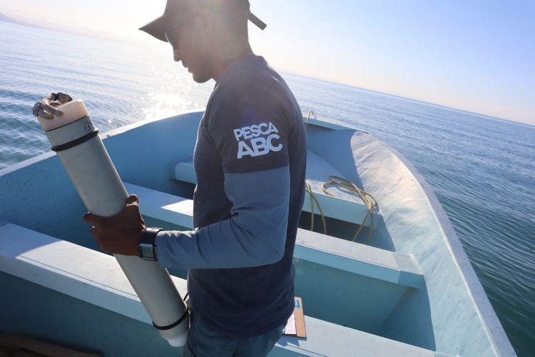 Fishermen from the organization Pesca ABC installing an acoustic receiver to monitor the vaquita marina in the Upper Gulf. Source: Pesca ABC