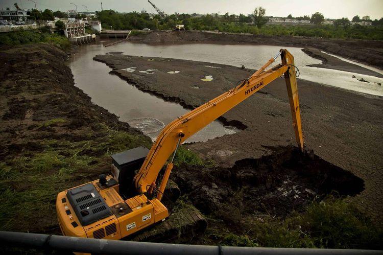 Dredging work in 2014 for the Humaya and Tamazula rivers