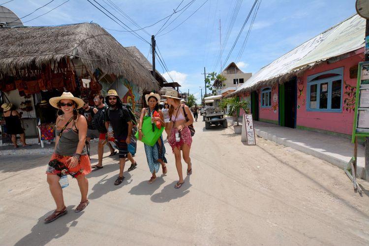 Turistas de paseo en las calles Holbox, Quintana Roo. Foto: Elizabeth Ruiz/Cuartoscuro. Turistas de paseo en las calles Holbox, Quintana Roo. Foto: Elizabeth Ruiz/Cuartoscuro.